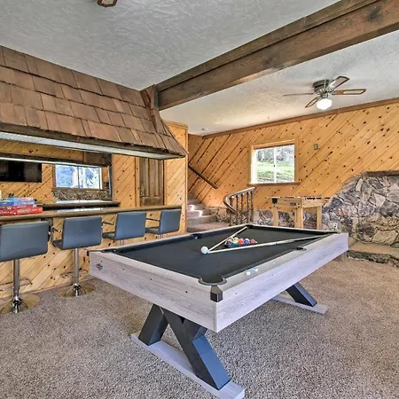 Luxe Escape With Decks, Mtn Views, Game Room!